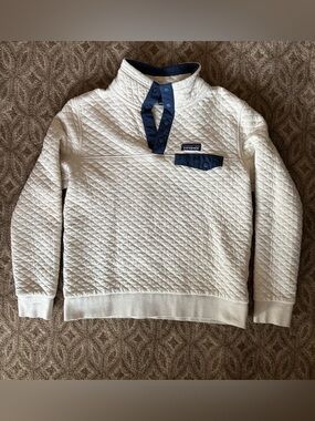 Patagonia Quilted Pullover Sweatshirt in White with Navy Trim